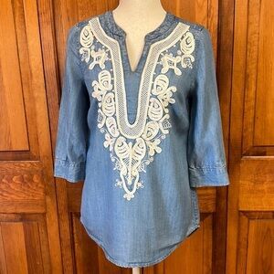 Chicos Chambray V-Neck Embroidered Front HiLow w/ Back Box Pleat 3/4 Sleeve 00P